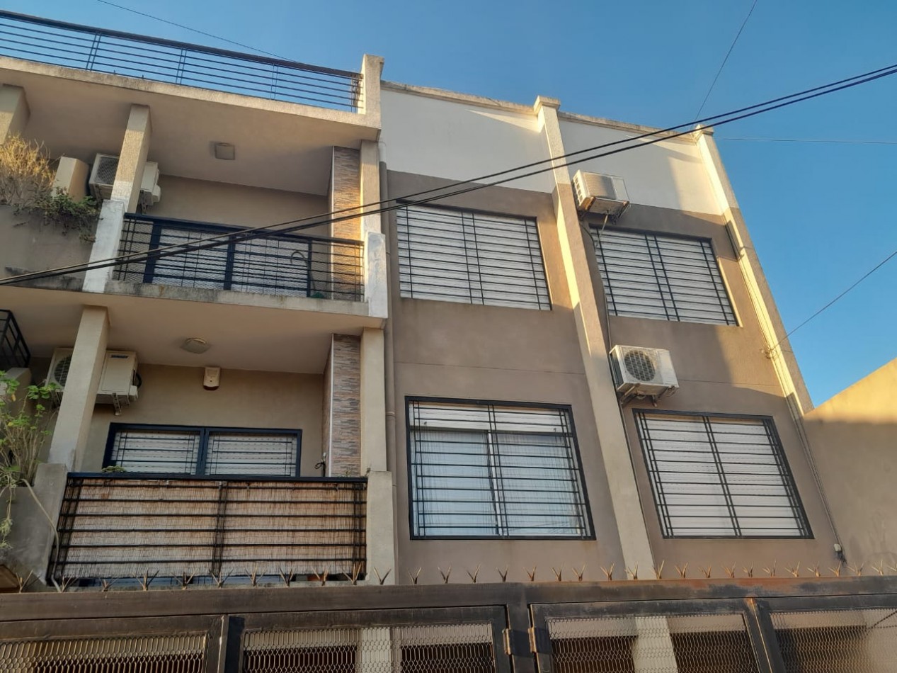 Excelente departamento de 3 ambientes con cochera en Bernal