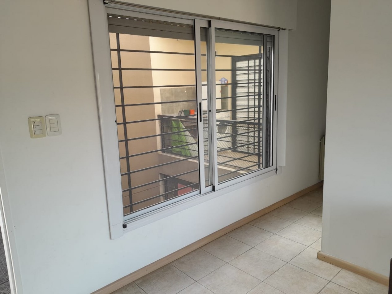 Excelente departamento de 3 ambientes con cochera en Bernal