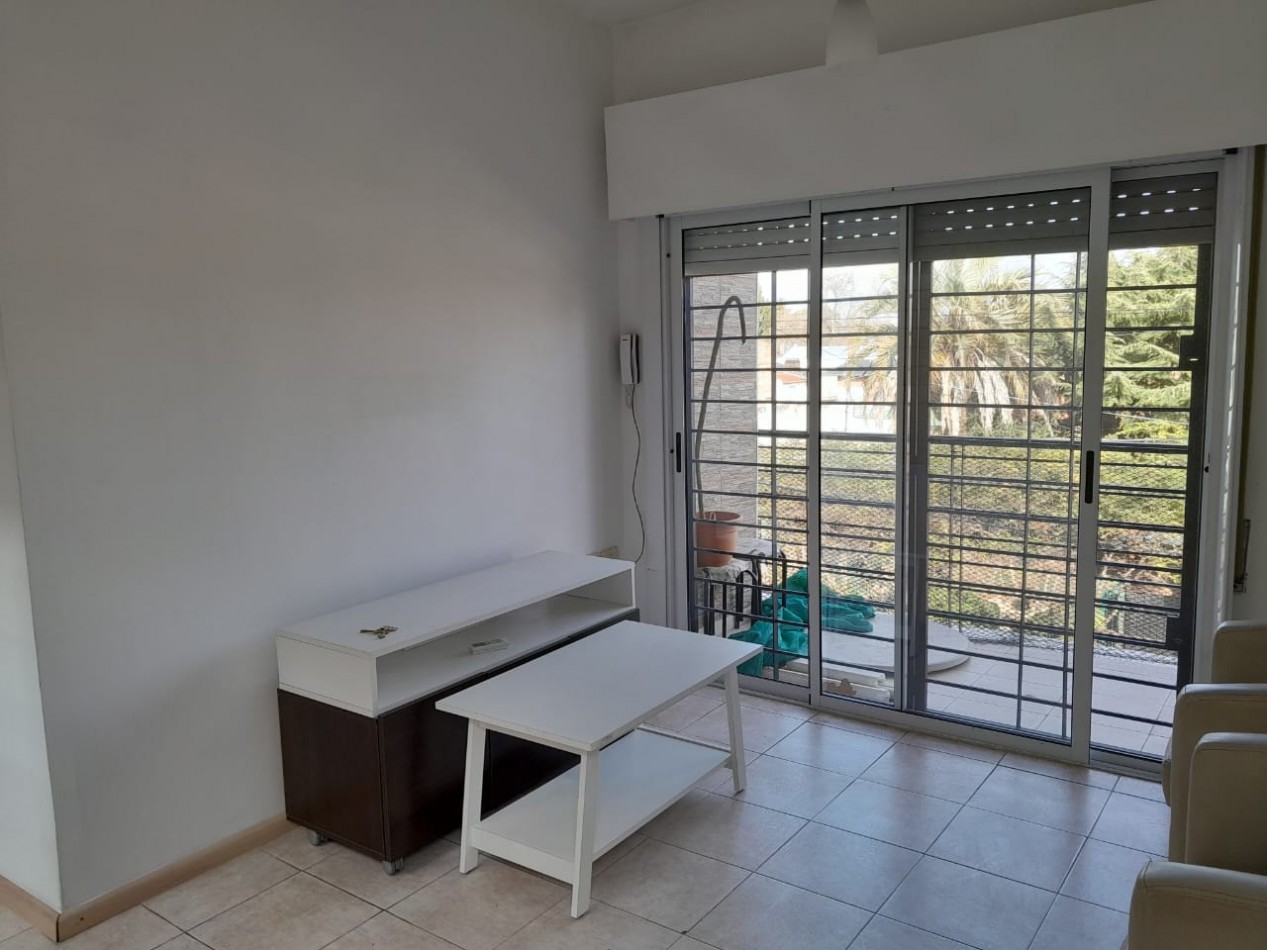Excelente departamento de 3 ambientes con cochera en Bernal
