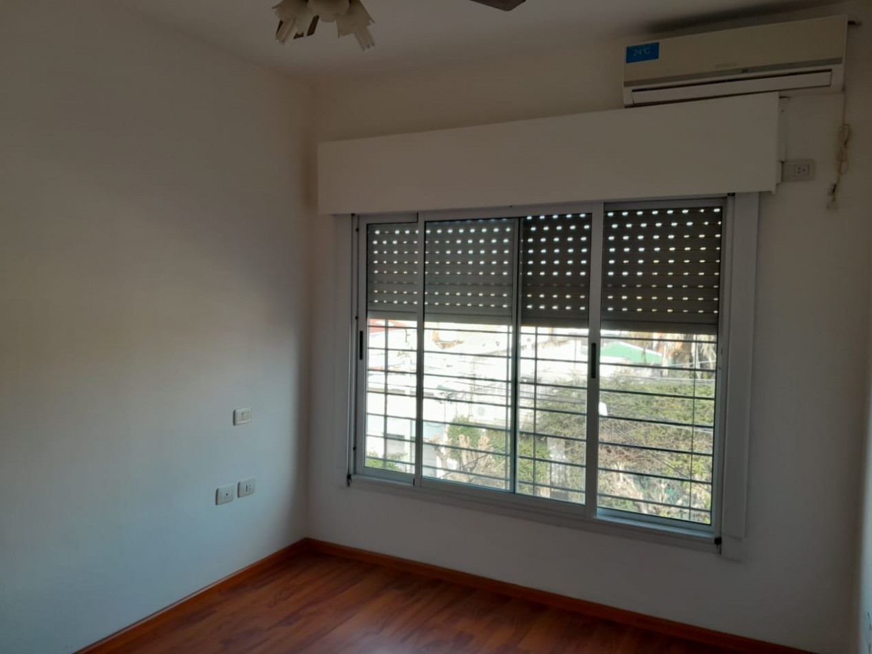 Excelente departamento de 3 ambientes con cochera en Bernal