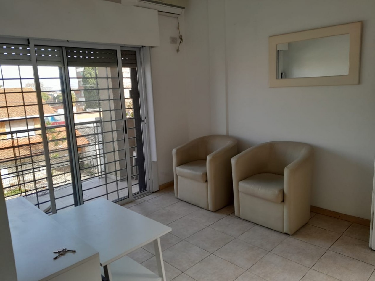 Excelente departamento de 3 ambientes con cochera en Bernal