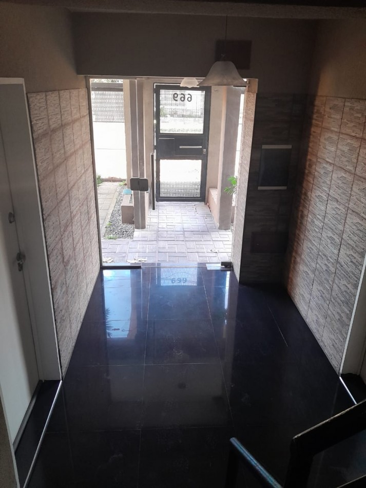 Excelente departamento de 3 ambientes con cochera en Bernal