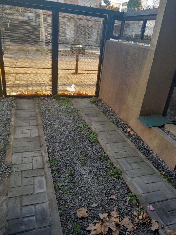 Excelente departamento de 3 ambientes con cochera en Bernal