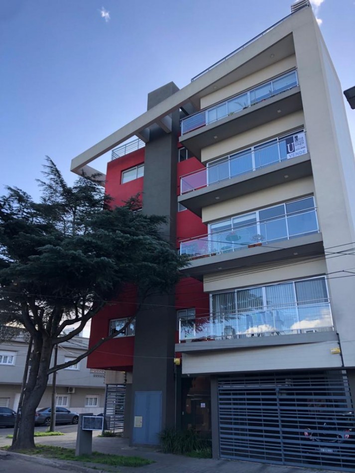 APTO CREDITO Excelente departamento de 3 ambientes y 2 cocheras en Bernal Centro