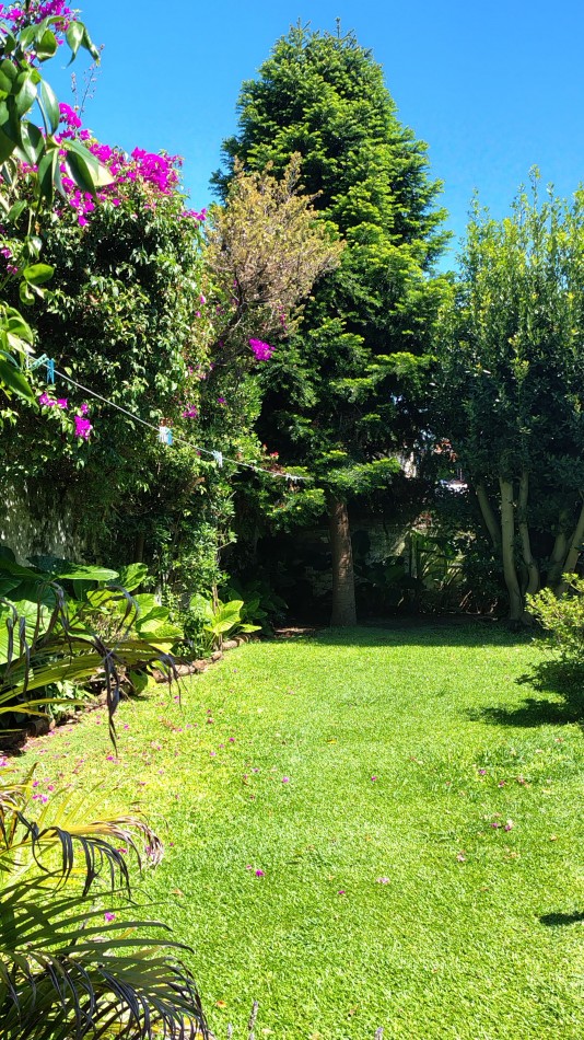 Venta Hermosa casa 3 ambientes con gran parque y cochera pasante en Bernal