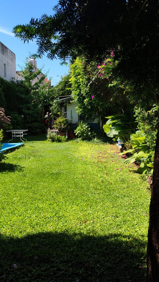 Venta Hermosa casa 3 ambientes con gran parque y cochera pasante en Bernal