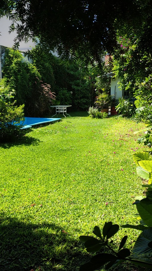 Venta Hermosa casa 3 ambientes con gran parque y cochera pasante en Bernal