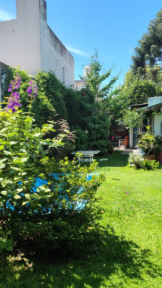 Venta Hermosa casa 3 ambientes con gran parque y cochera pasante en Bernal