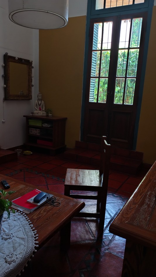 Venta Hermosa casa 3 ambientes con gran parque y cochera pasante en Bernal