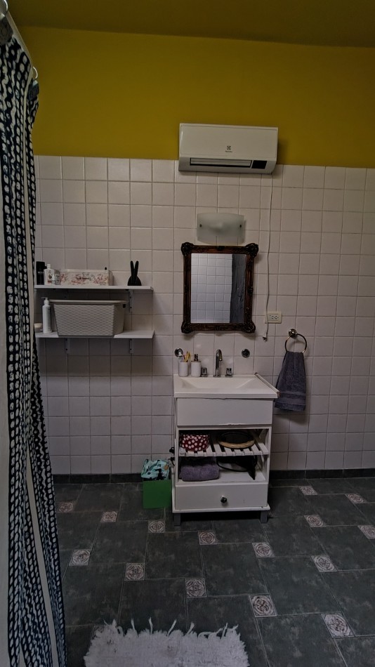 Venta Hermosa casa 3 ambientes con gran parque y cochera pasante en Bernal