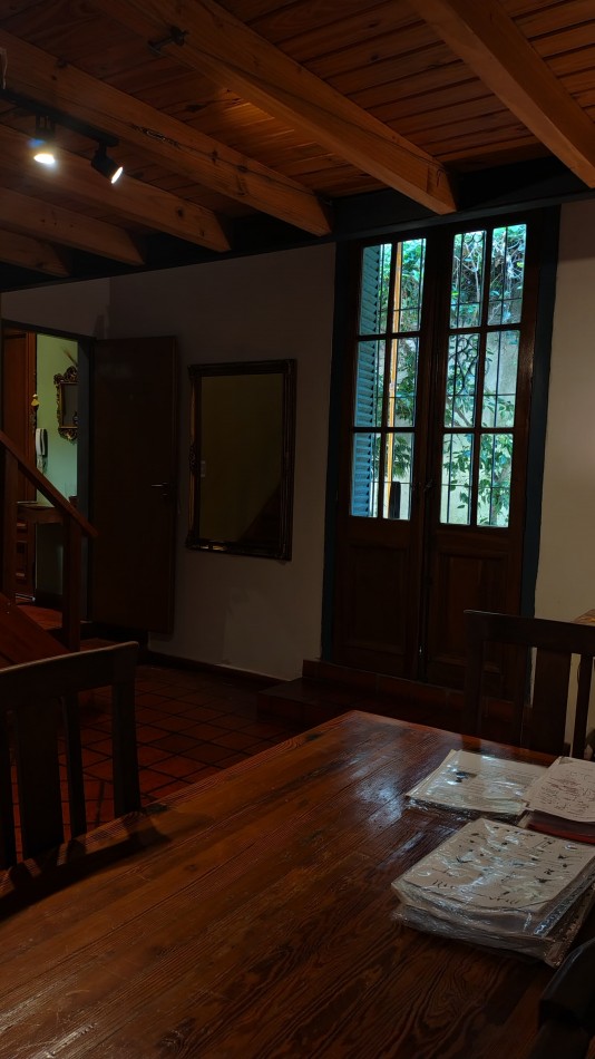 Venta Hermosa casa 3 ambientes con gran parque y cochera pasante en Bernal