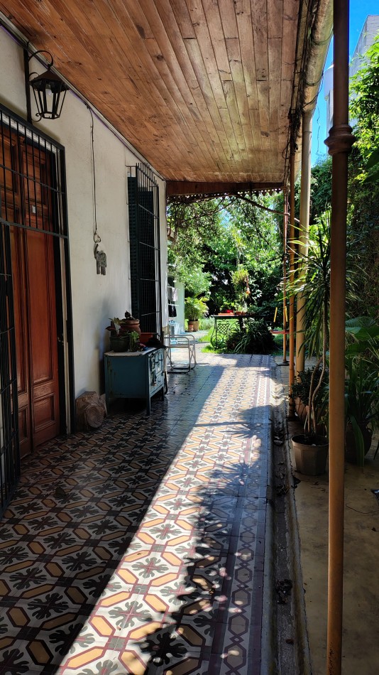 Venta Hermosa casa 3 ambientes con gran parque y cochera pasante en Bernal