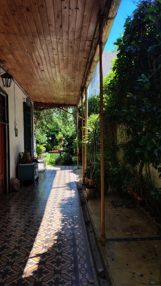 Venta Hermosa casa 3 ambientes con gran parque y cochera pasante en Bernal
