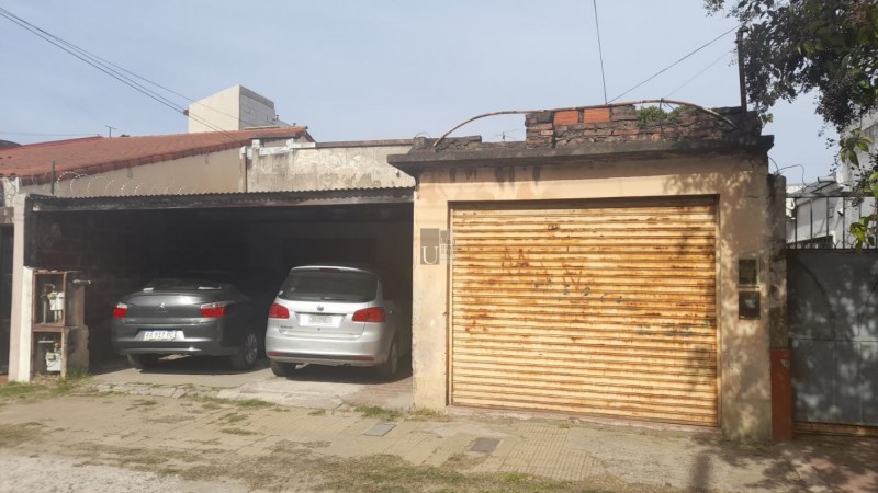 Vivienda doble, con local al frente sobre amplio lote en Bernal