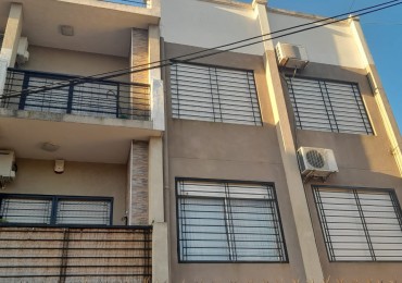 Excelente departamento de 3 ambientes con cochera en Bernal