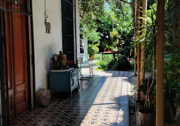 Venta Hermosa casa 3 ambientes con gran parque y cochera pasante en Bernal
