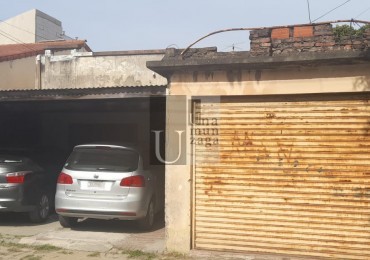 Vivienda doble, con local al frente sobre amplio lote en Bernal